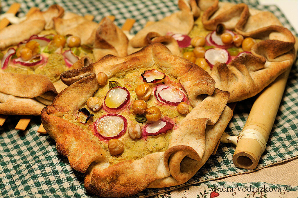 Galette con erbe aromatiche, tofu e ceci