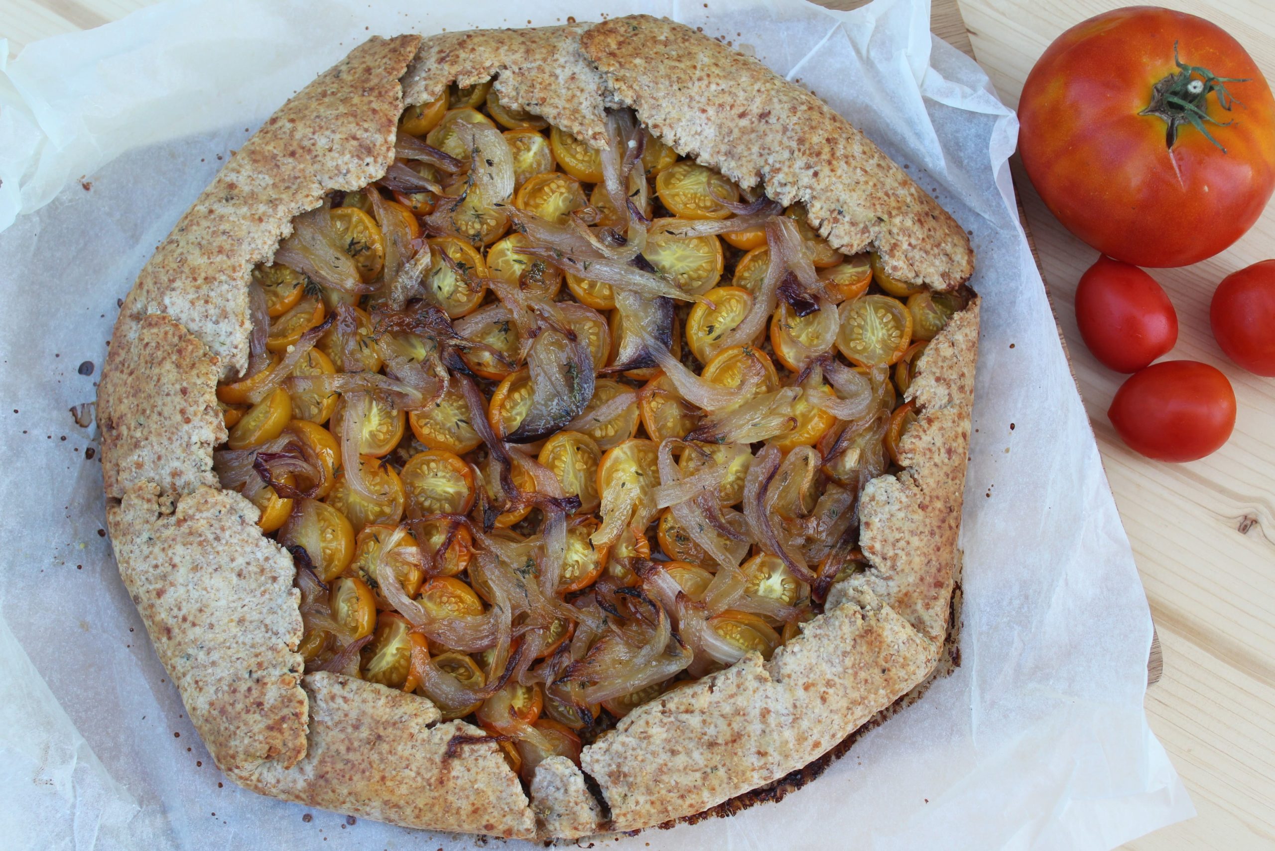 Galette con pomodorini gialli e cipolla