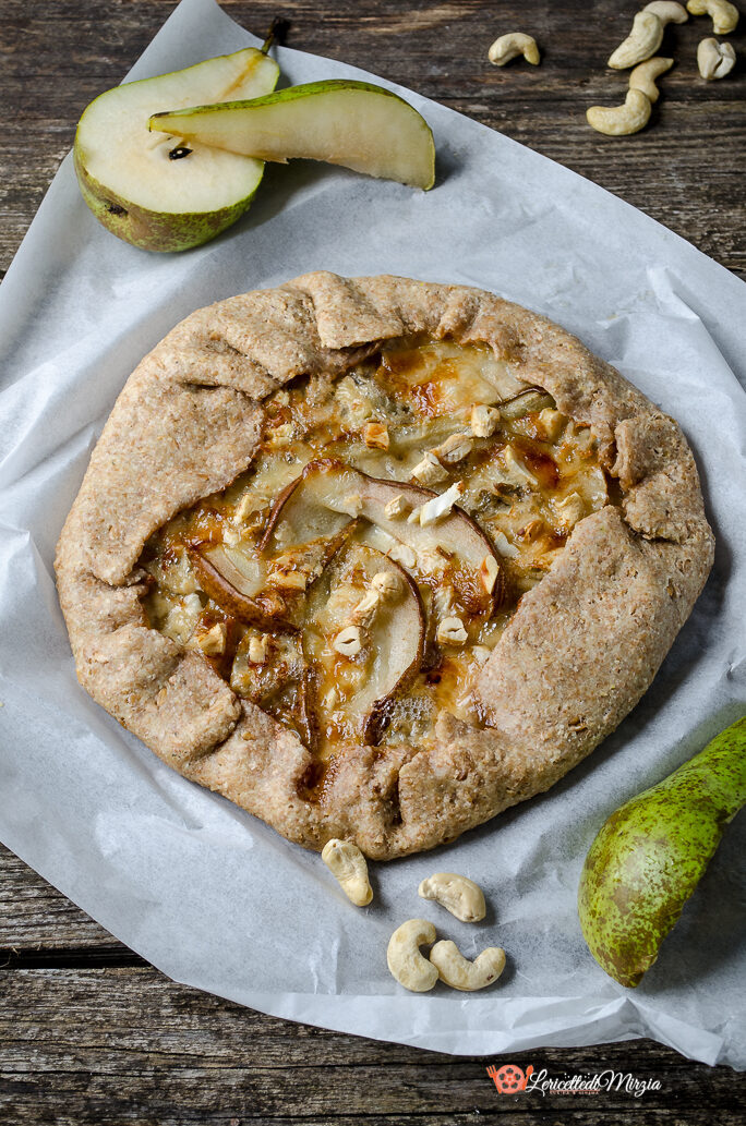 Galette di farro pere gorgonzola e anacardi