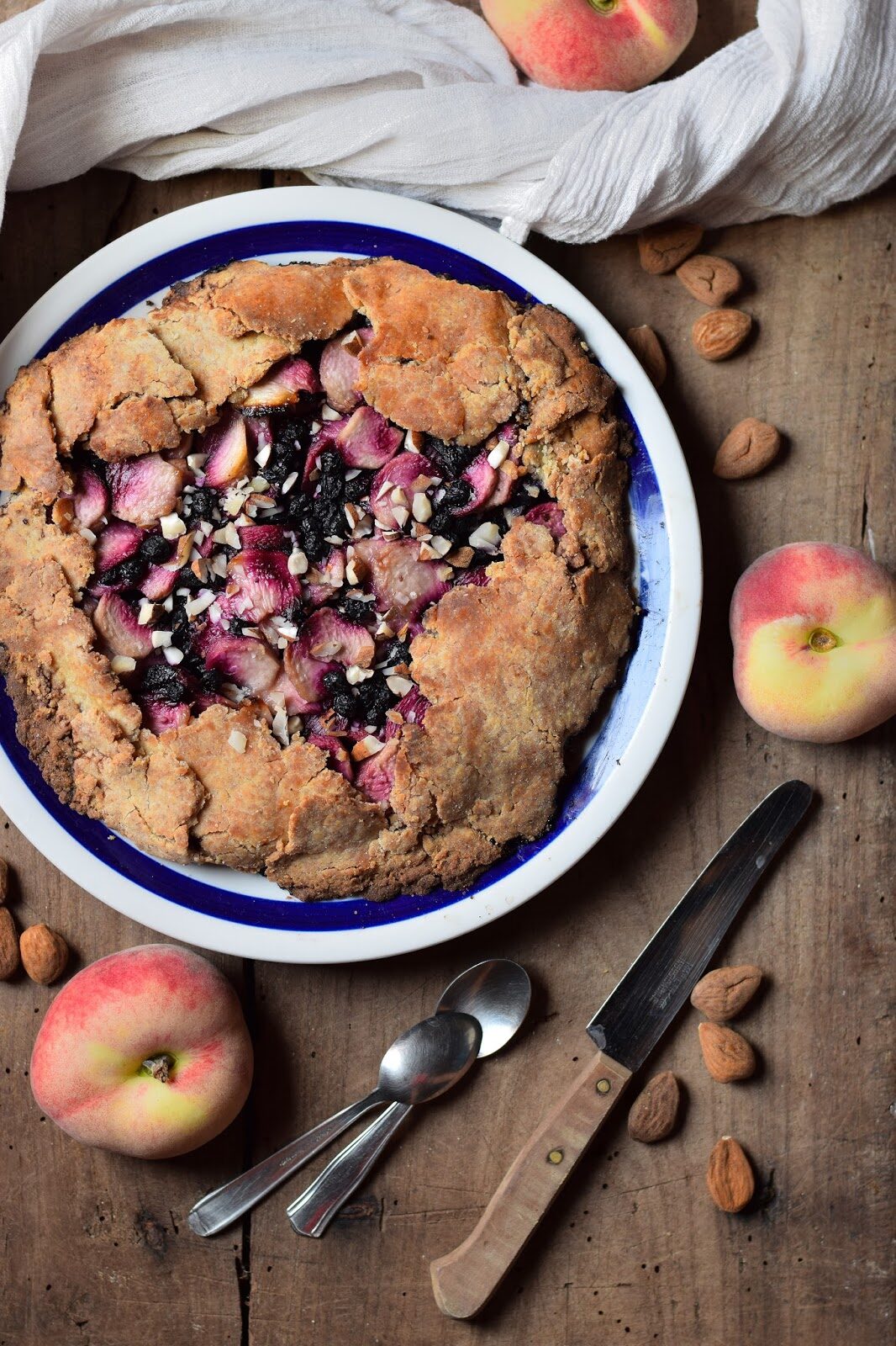 Galette di pesche saturnine, mandorle e mirtilli