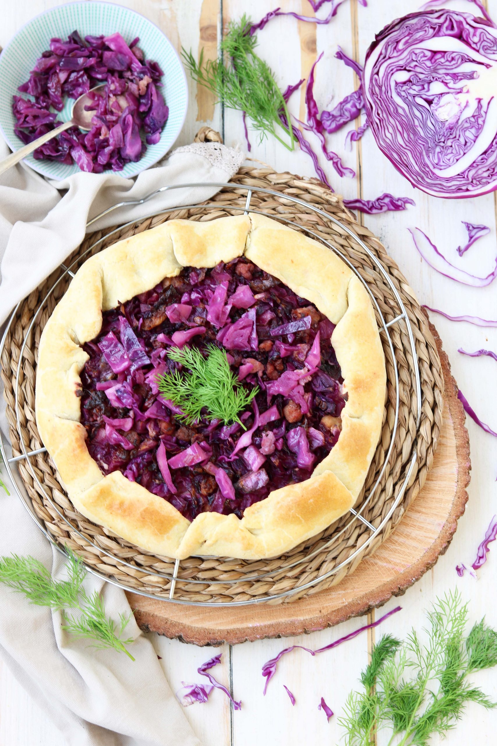Galette rustica al mais con formaggio caprino, cavolo viola e salsiccia