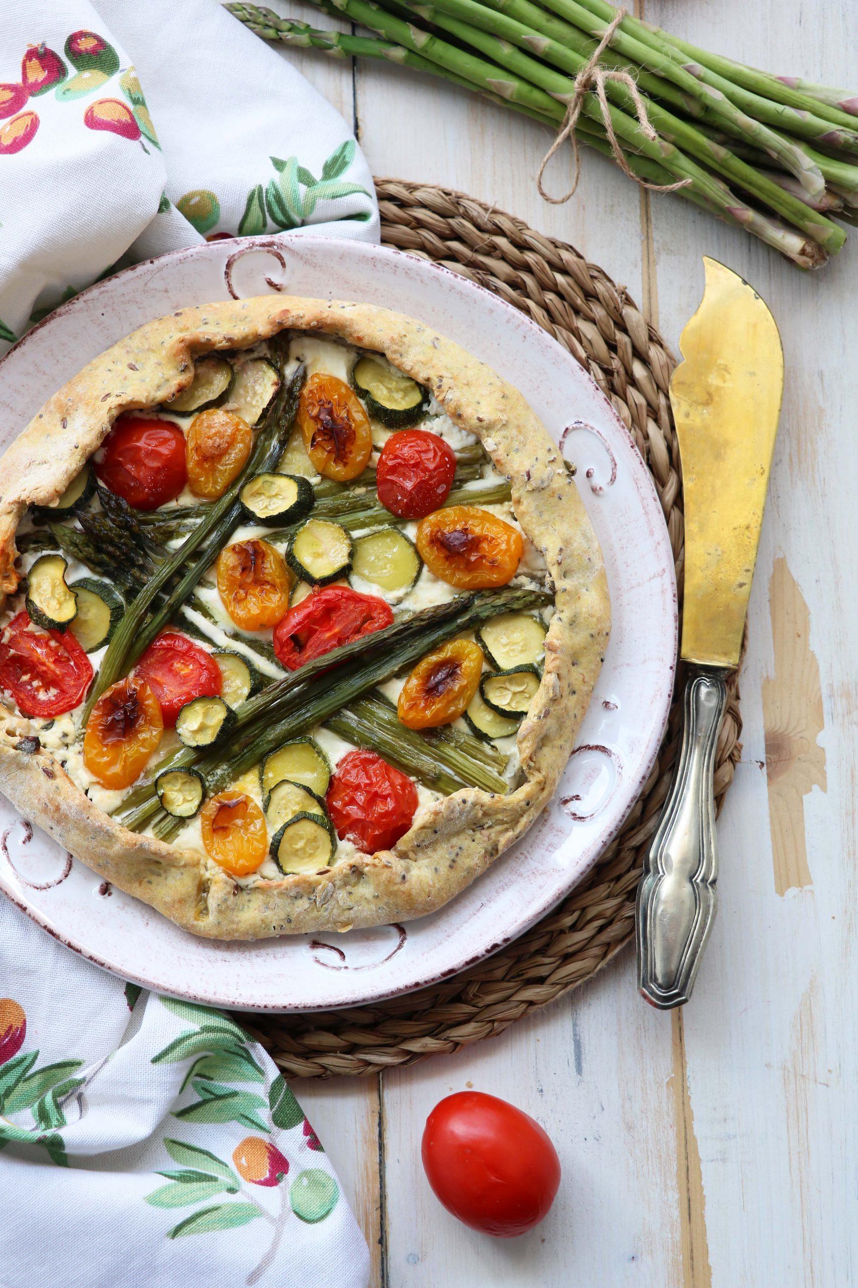 Galette rustica con yogurt greco e verdure di stagione