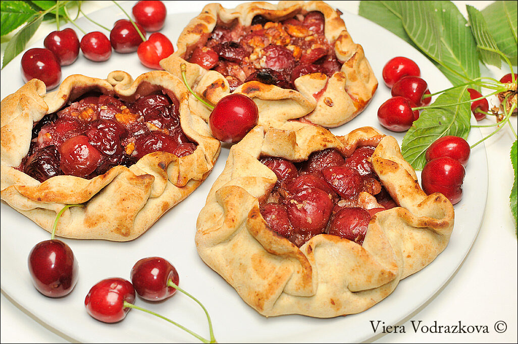 Galette rustica di ciliege e mandorle