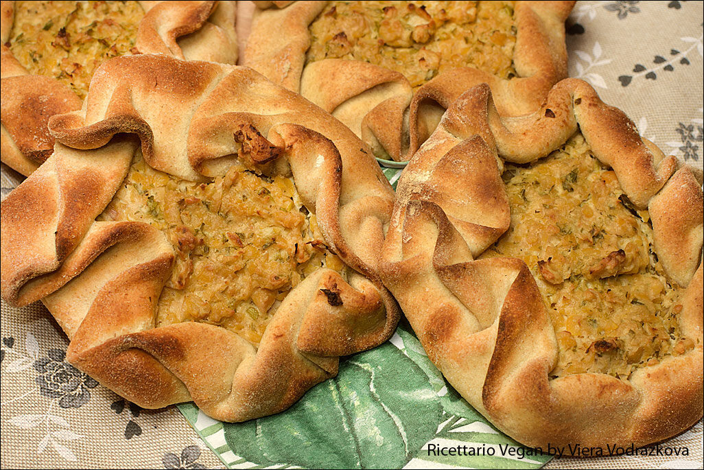 Galette rustiche con ripieno a base di ceci