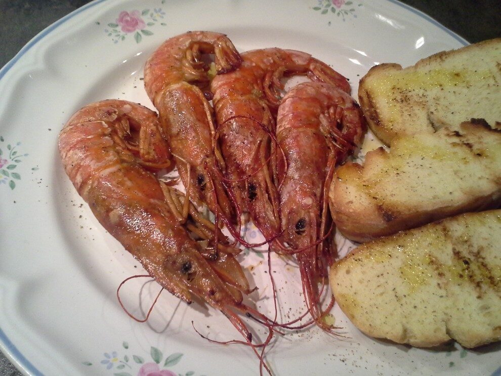 Gamberi al brandy con bruschette al timo