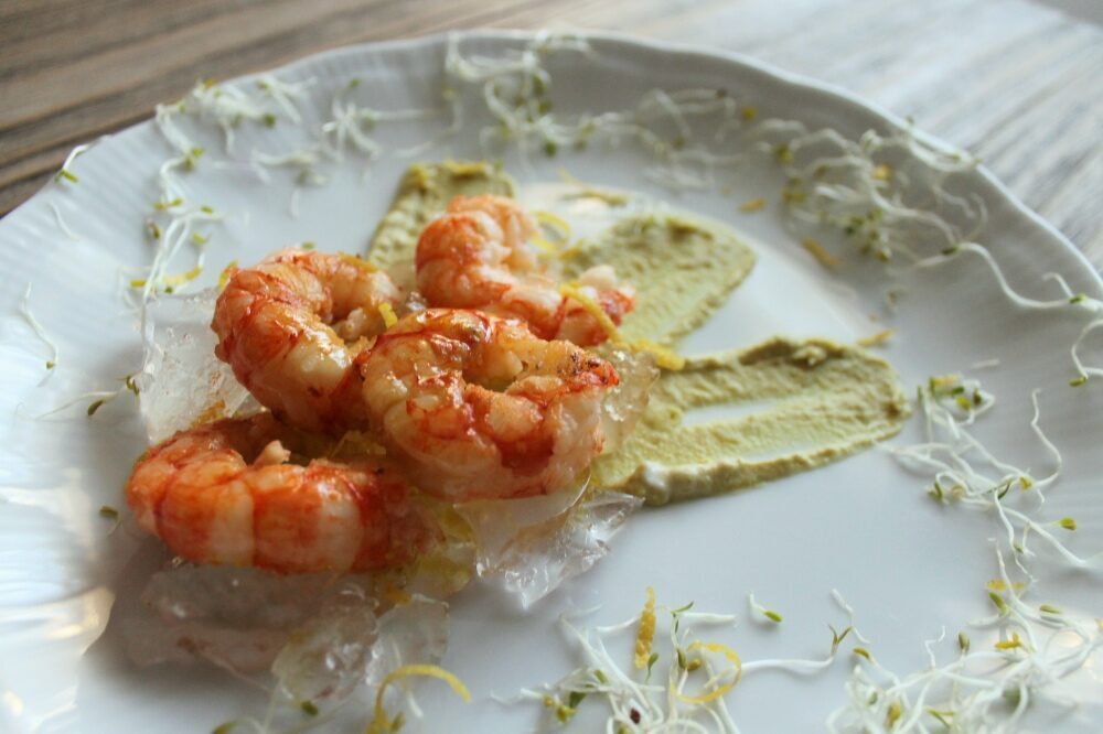 Gamberi con gelatina di limone e crema di fave