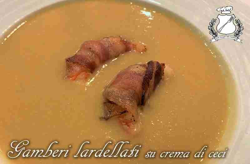 Gamberi lardellati su crema di ceci