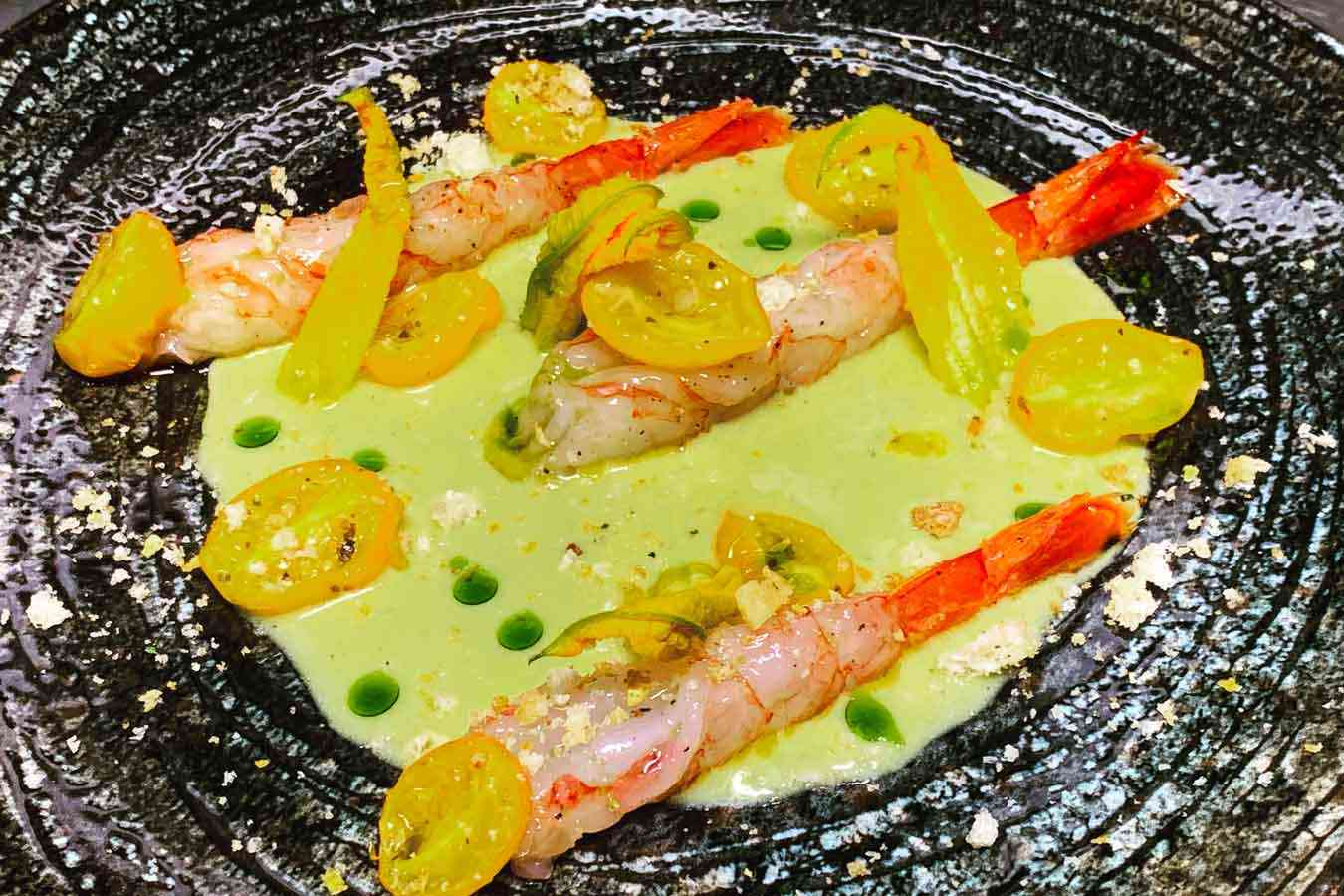 Gamberi marinati, gazpacho di pomodoro verde e datterini gialli confit