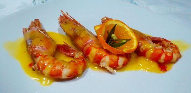 Gamberoni al brandy su vellutata d’arancia