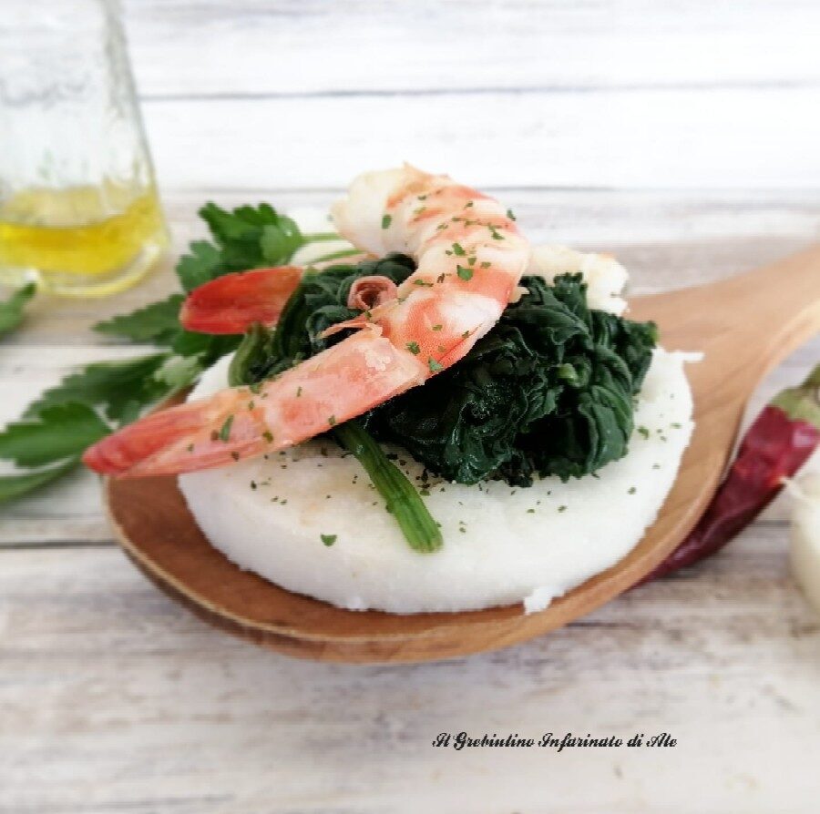Gamberoni su medaglioni di polenta bianco perla