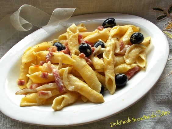 Garganelli alla cipolla di tropea olive e pancetta croccante