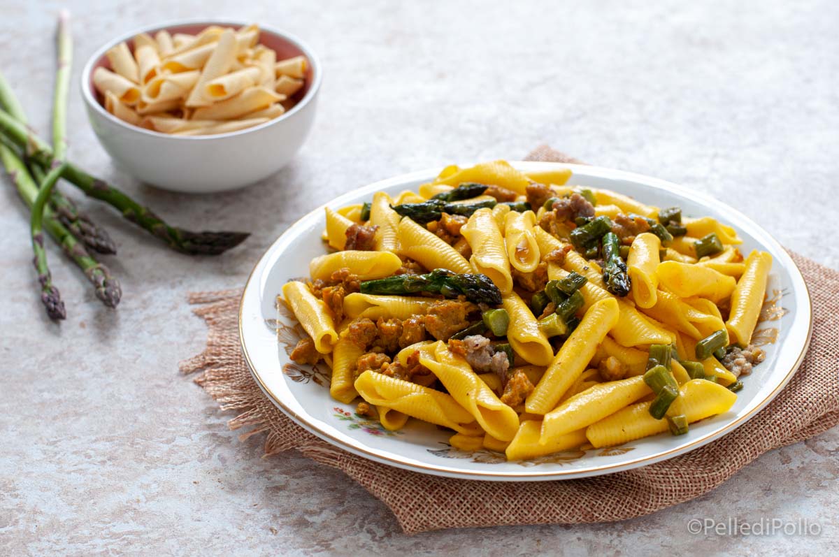 Garganelli con asparagi, salsiccia e zafferano