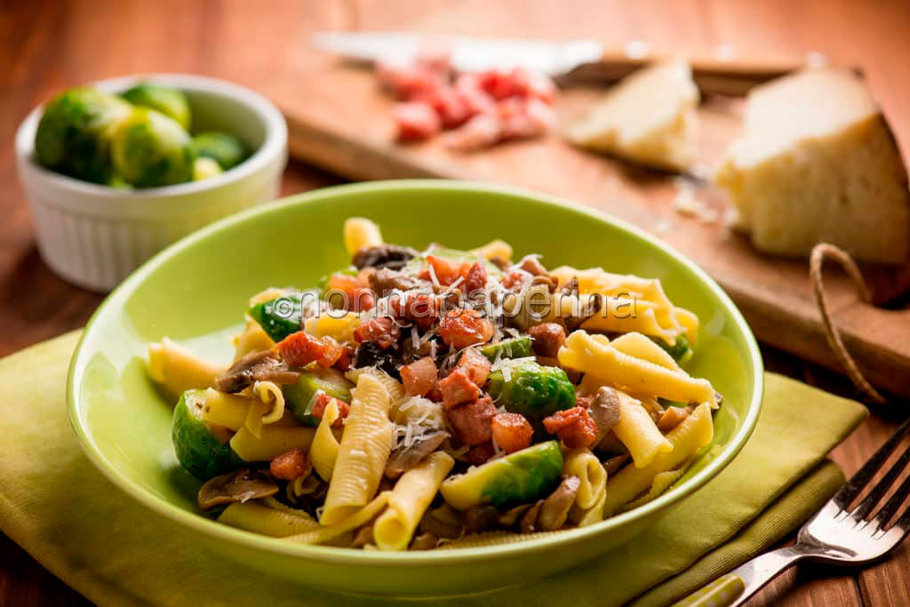 Garganelli con cavoletti di bruxelles e funghi, un primo squisito