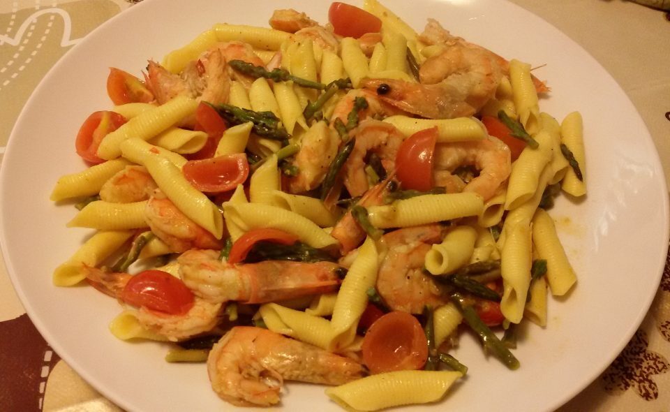Garganelli con gamberi, asparagi e pomodorini