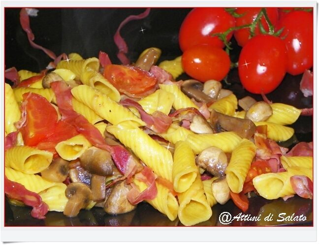 Garganelli con speck e funghi champignon