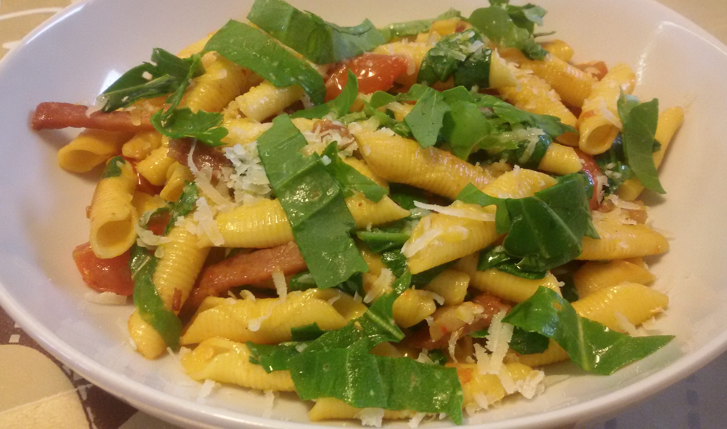 Garganelli con speck, pomodorini e rucola