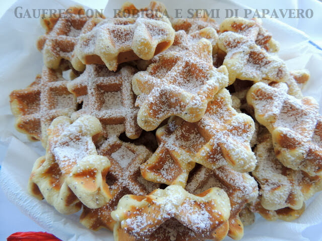 Gaufres con robiola e semi di papavero
