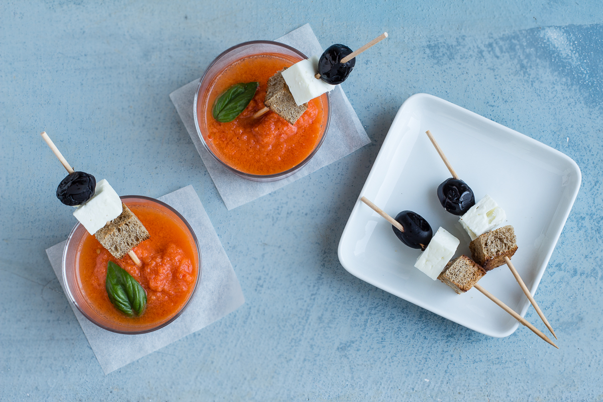 Gazpacho all’anguria con spiedini di feta, pane e olive