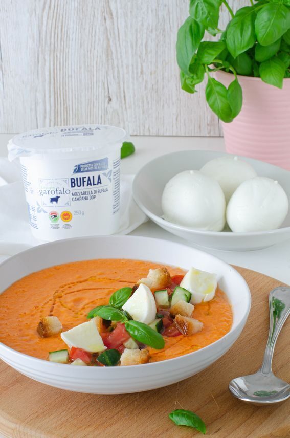 Gazpacho andaluso con mozzarella di bufala