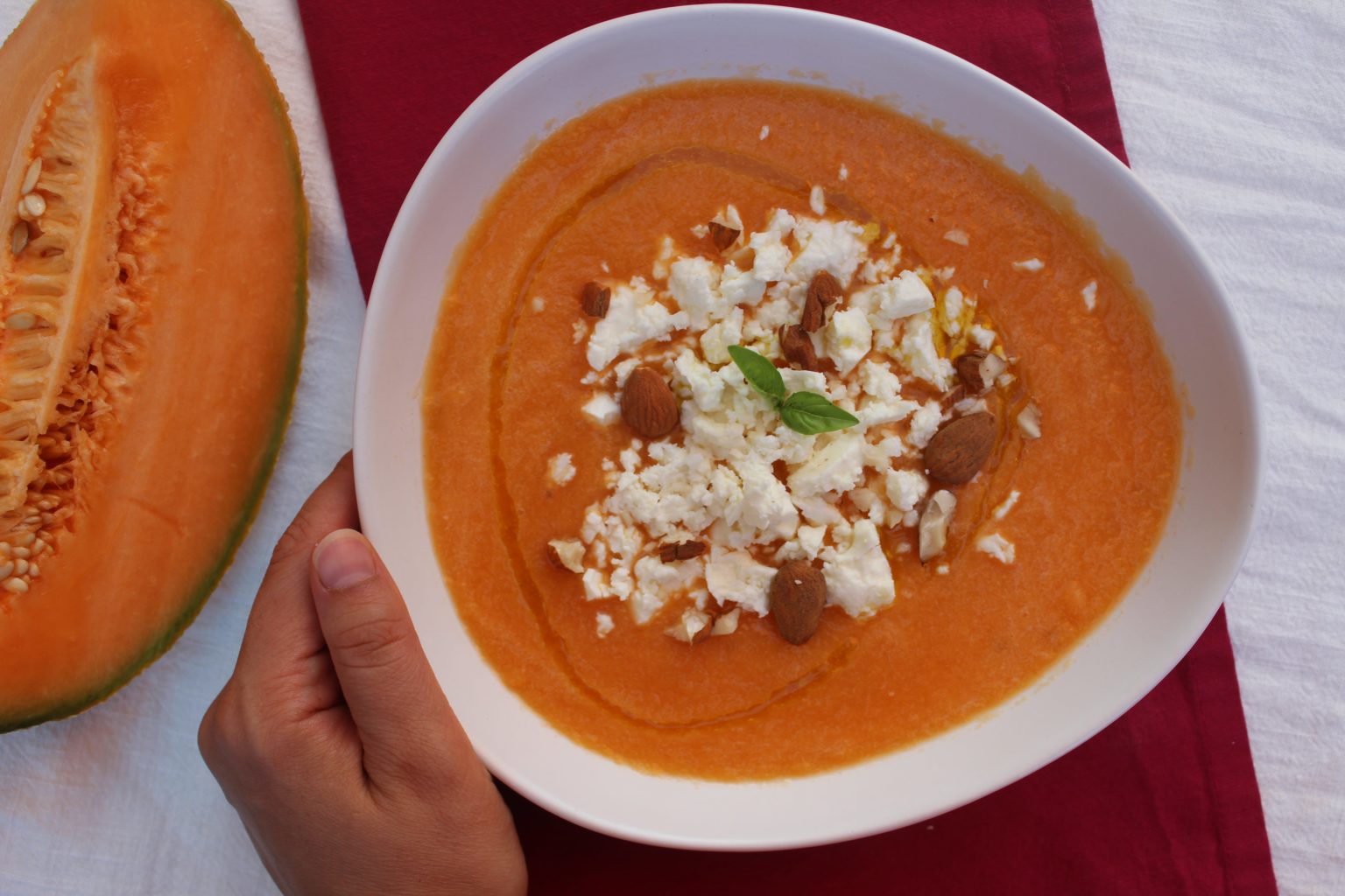 Gazpacho di melone con feta e mandorle