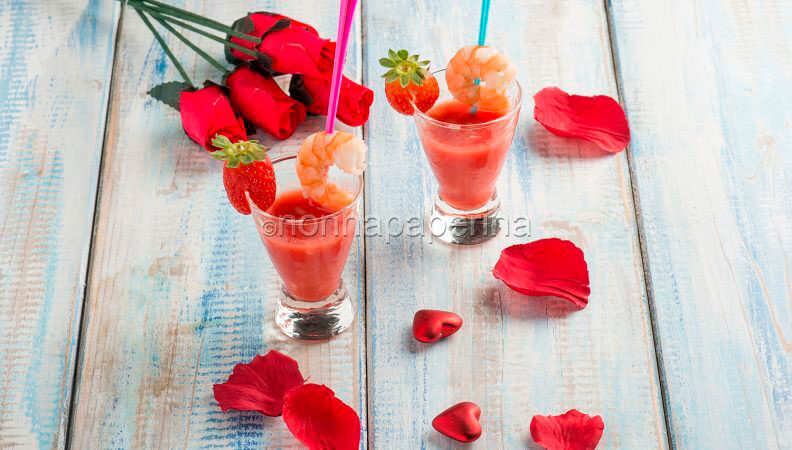 Gazpacho di pomodoro e fragole con code di gamberi a san valentino.