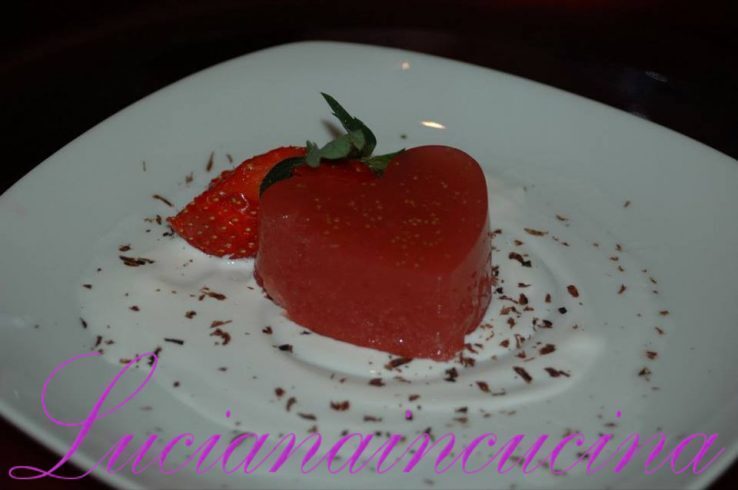 Gelatina monoporzione alle fragole su un letto di panna montata e scaglie di cioccolato