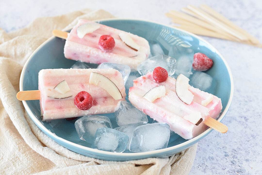 Gelatini allo yogurt con cocco e lamponi