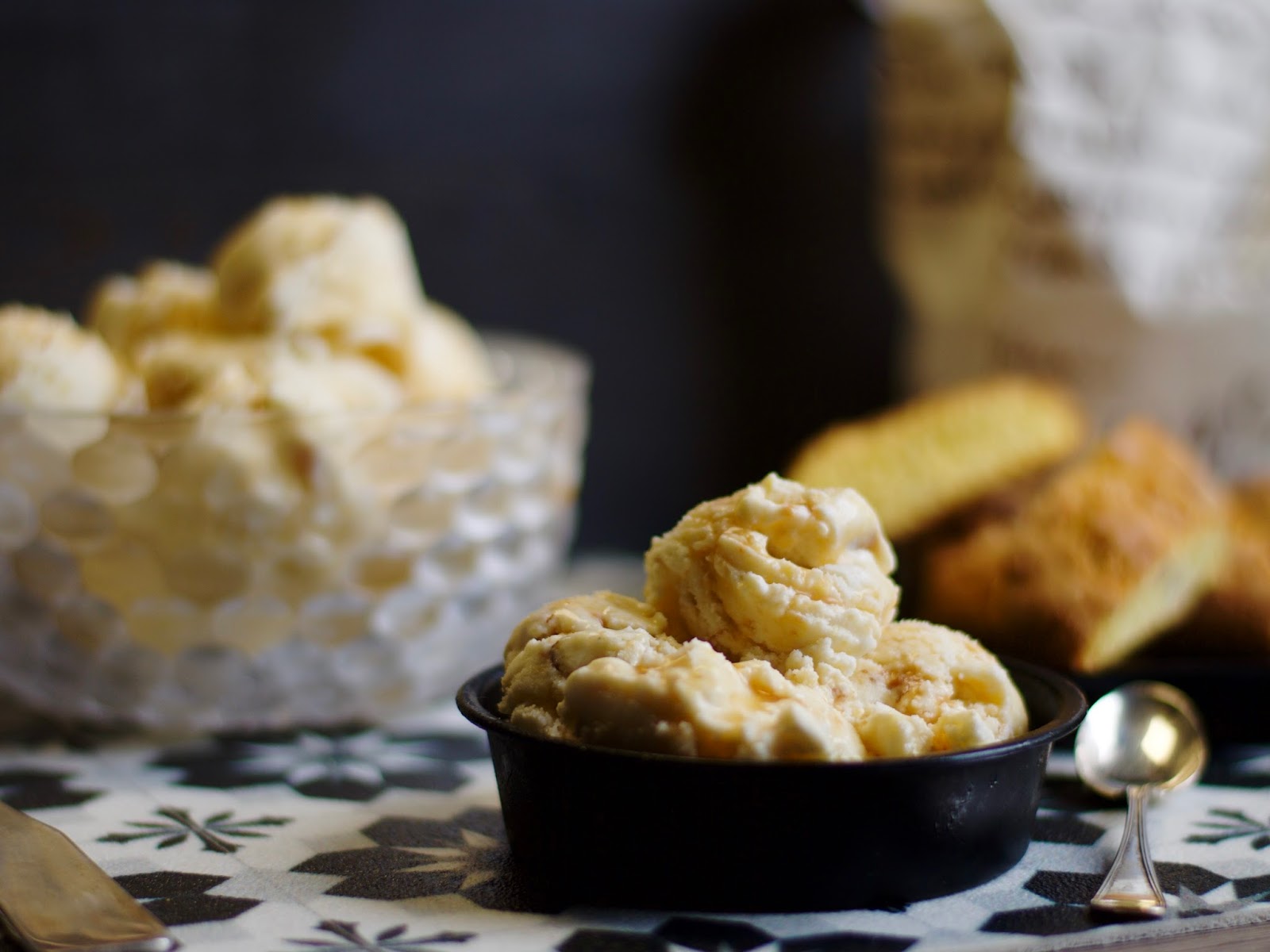 Gelato ai biscotti di prato con riduzione al vinsanto