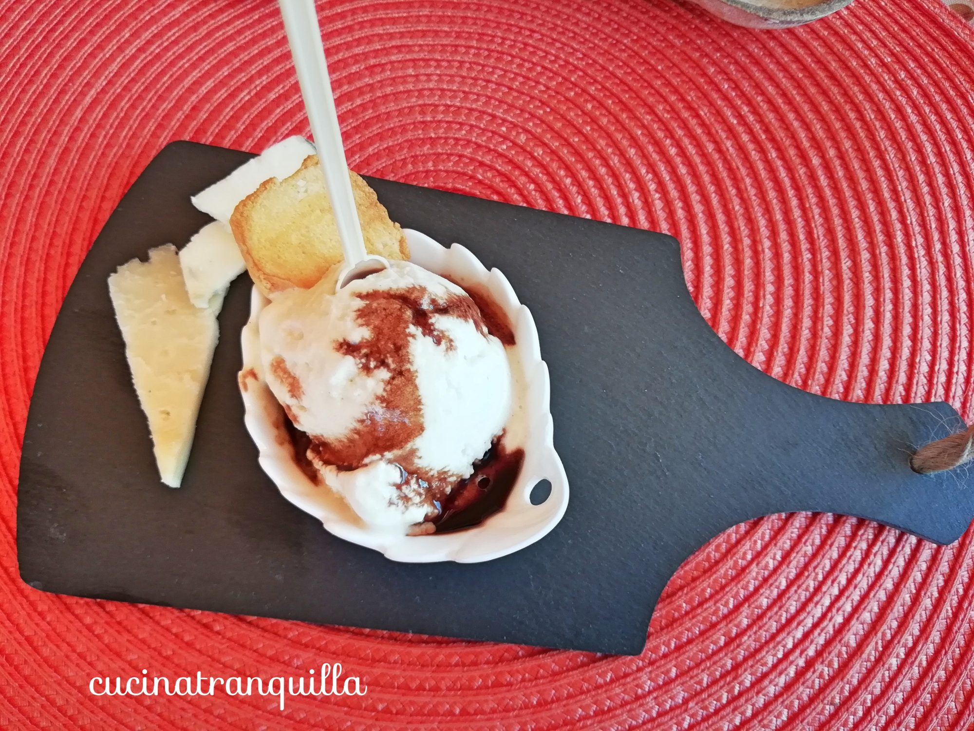 GELATO AL BLU DI MUGELLO CON CIALDA DI FORMAGGIO E ACETO BALSAMICO ALLA CILIEGIA