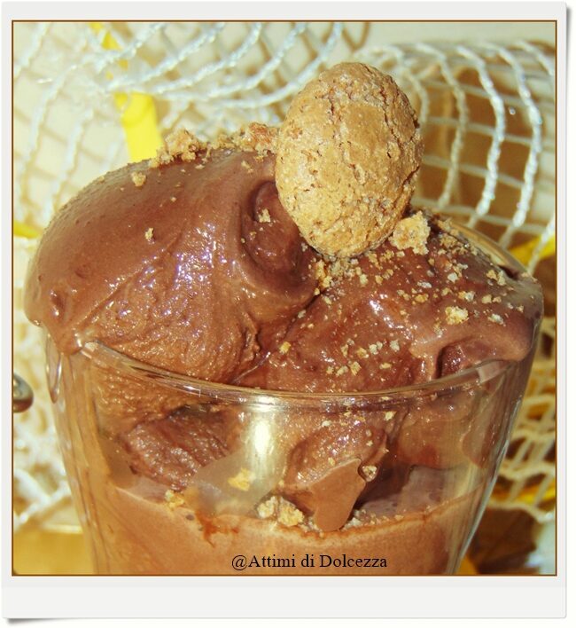 Gelato al cacao e amaretti