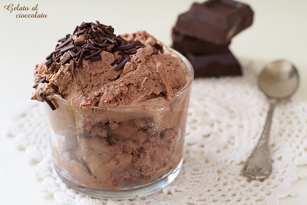 Gelato al cioccolato con latte condensato