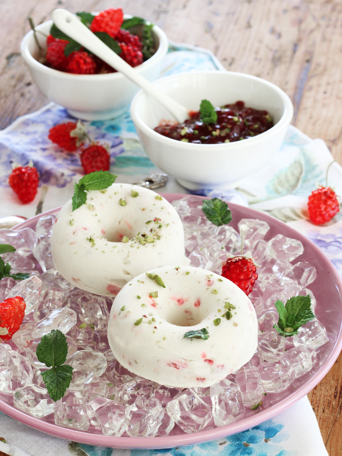 Gelato al mascarpone senza gelatiera con lamponi e pistacchi per il re cake 2.0