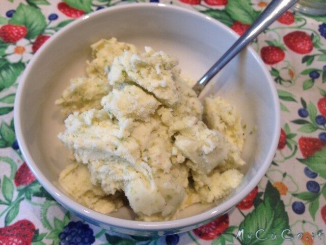 Gelato al pistacchio con cuisine companion