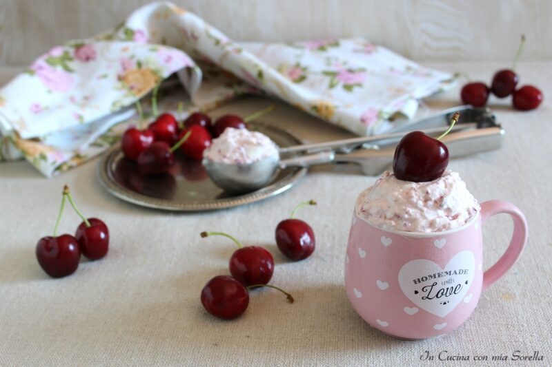 Gelato alla ciliegia senza gelatiera e uova