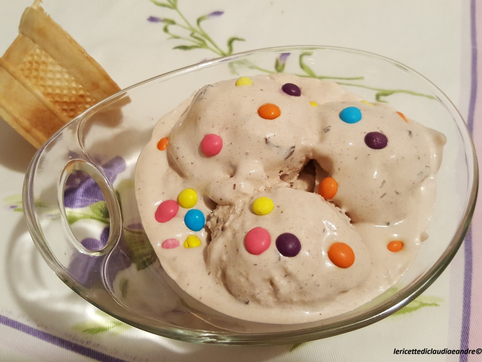 Gelato alla panna con ciobar e scaglie di cioccolato