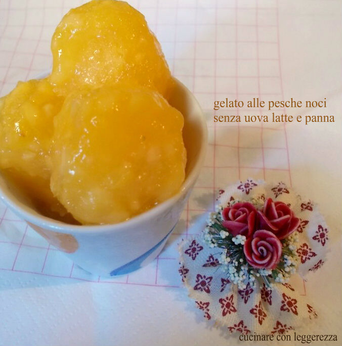 Gelato alle pesche noci senza uova, latte e panna