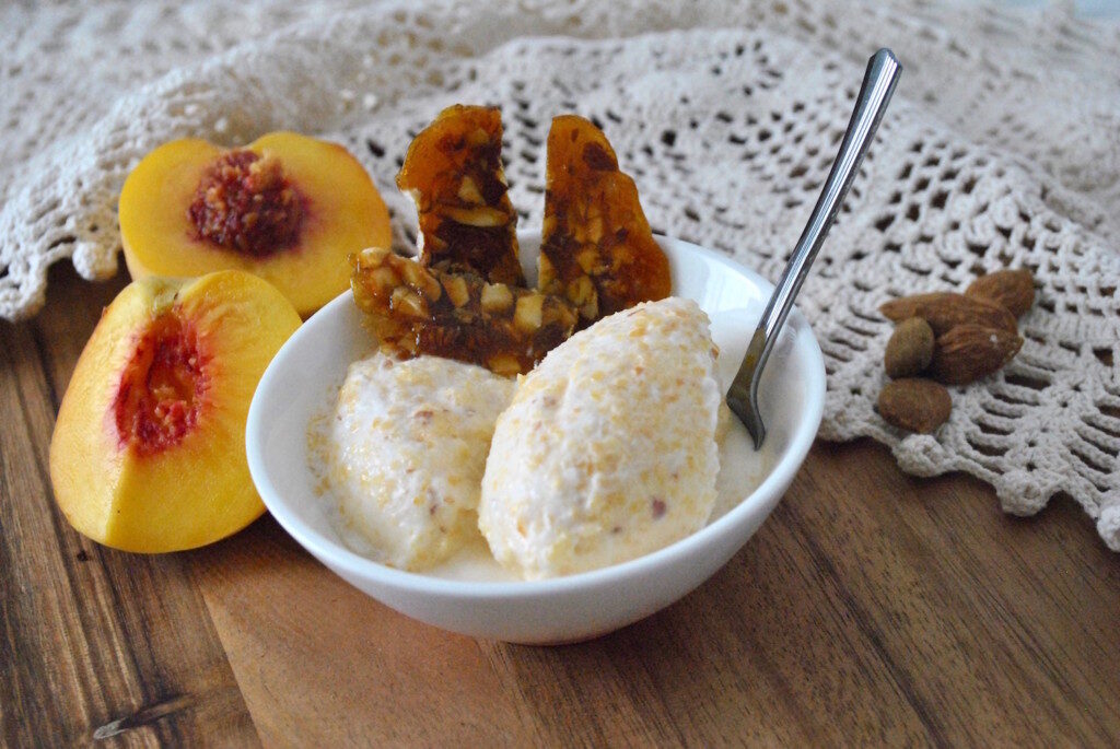 Gelato alle pesche percoche e cialde di croccante alle mandorle
