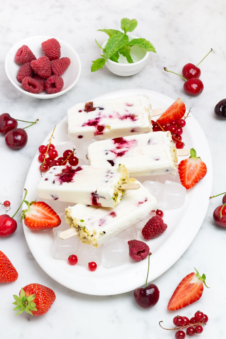 Gelato allo yogurt su stecco con frutti rossi