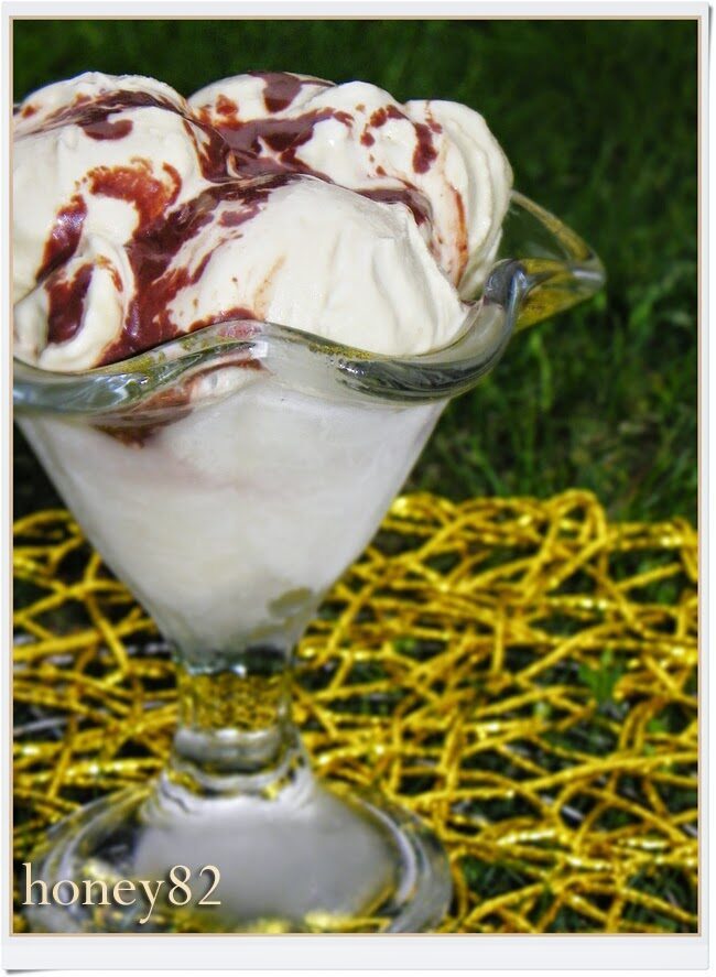 Gelato allo zabaione con salsa al cioccolato