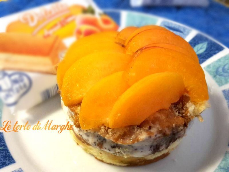 Gelato con brioche e albicocche