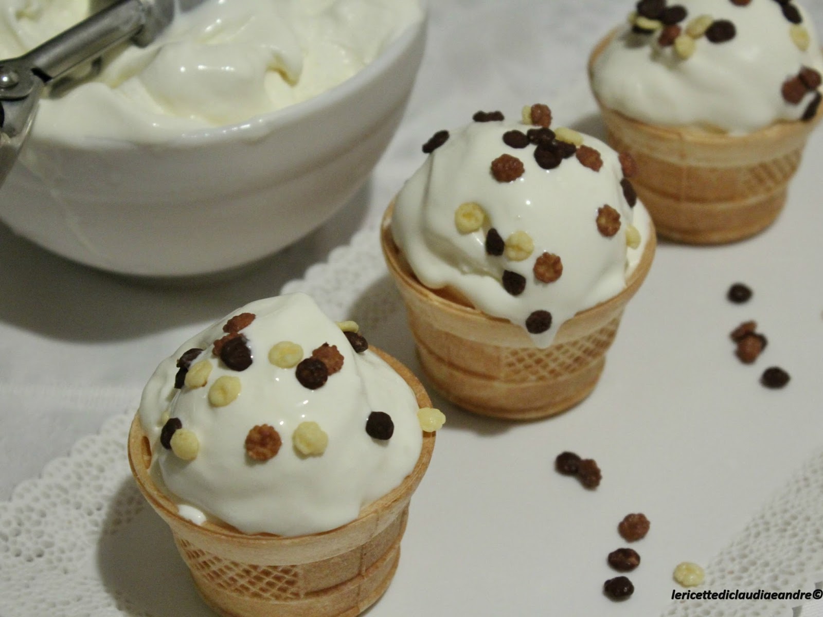 Gelato con latte condensato, yogurt alla vaniglia e amaretto
