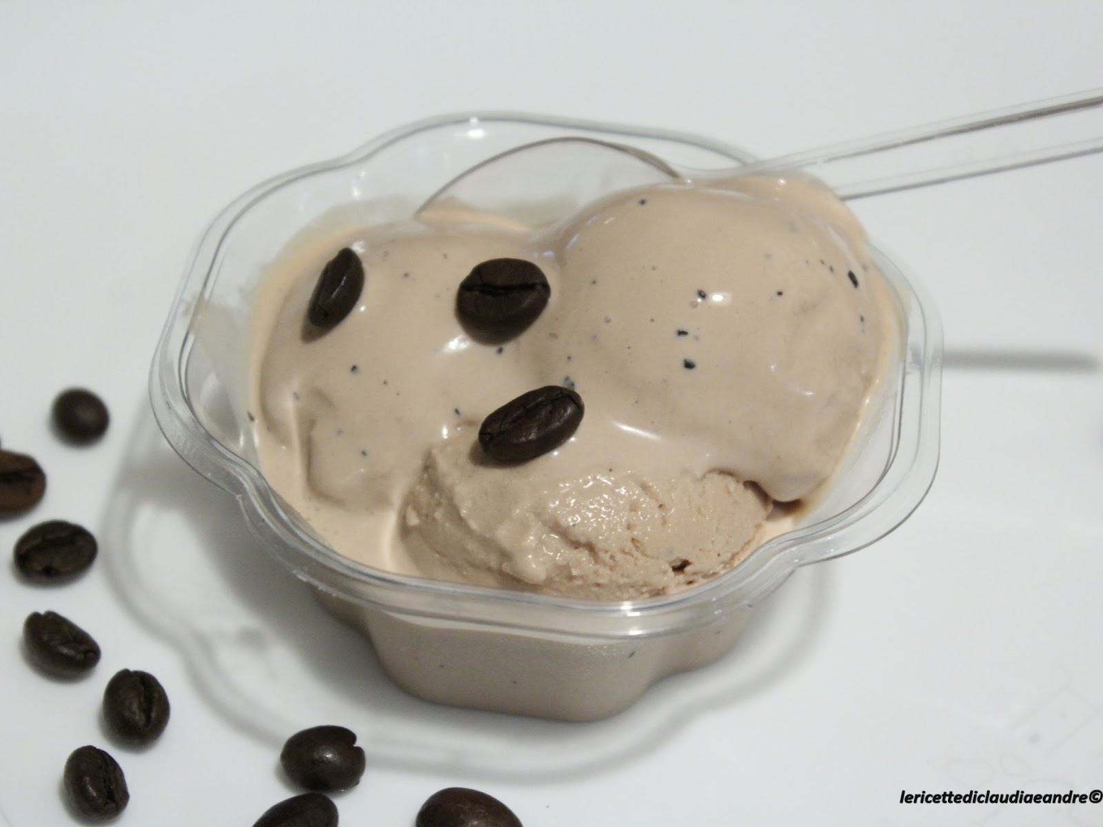 Gelato con yogurt greco, miele e crema al caffè