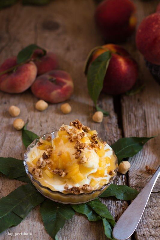 Gelato fatto in casa senza gelatiera, alla vaniglia con pesche