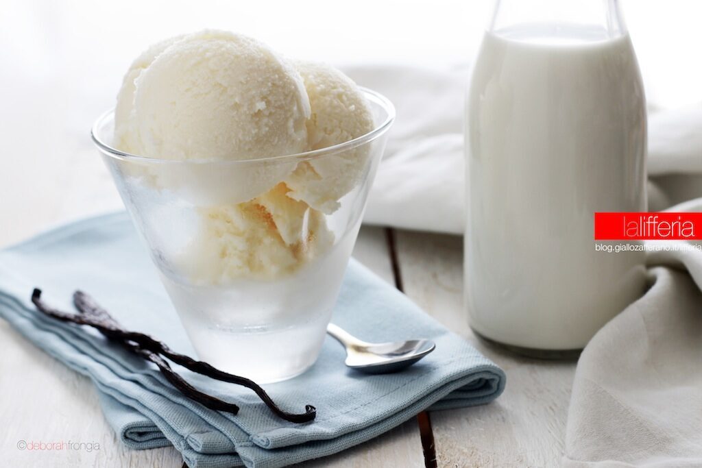 Gelato fiordilatte fatto in casa con ingredienti semplici