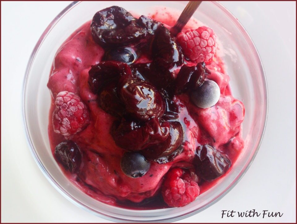 Gelato fit ai frutti di bosco e amarene sciroppate