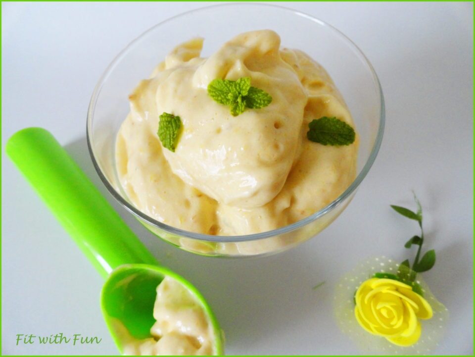 Gelato fit tropical al mango con foglioline di menta
