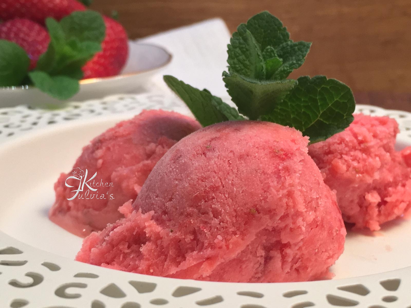 Gelato light alle fragole senza uova e gelatiera