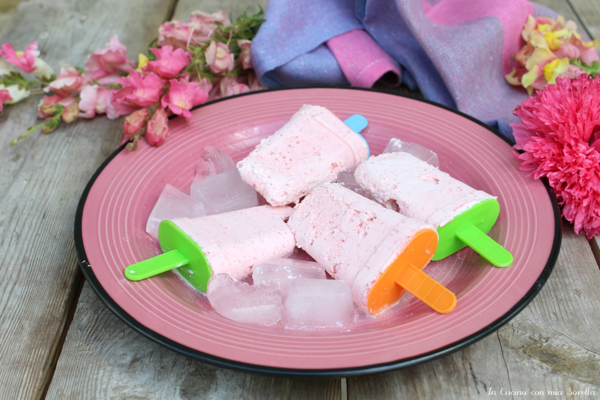 Gelato panna e fragola su stecco