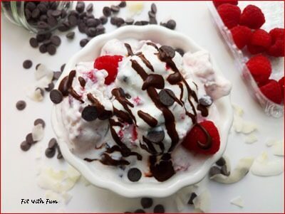 Gelato proteico e low carb al cocco con lamponi e cioccolato
