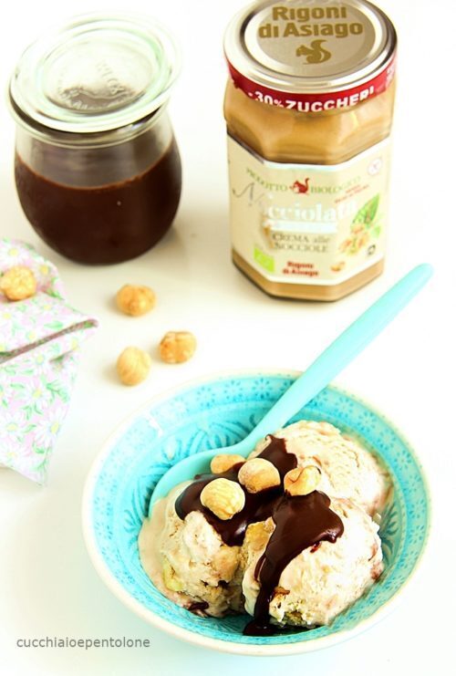 Gelato senza gelatiera con nocciolata bianca e salsa calda al cioccolato